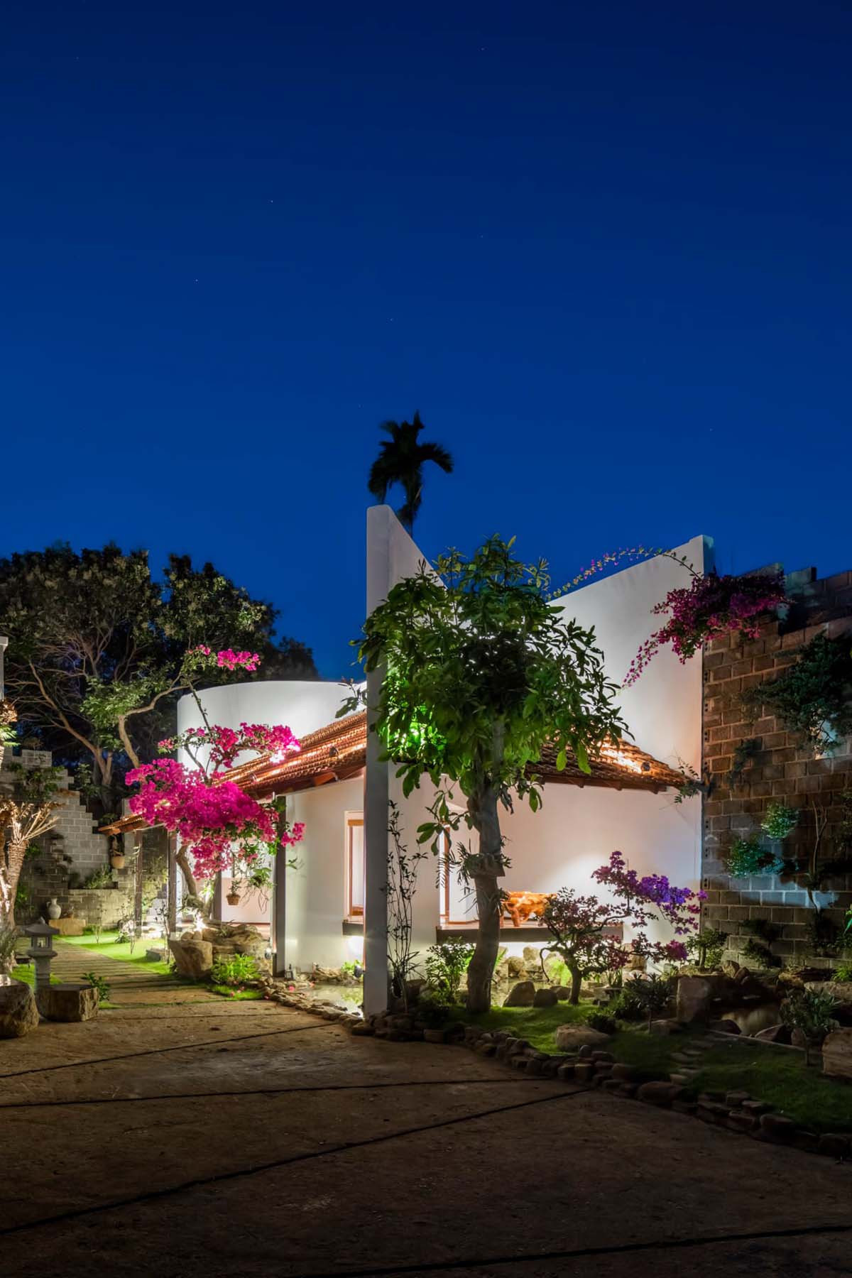 Ngôi nhà là sự kết hợp giữa hàng hiên trong kiến trúc truyền thống Việt và nhà sàn Tây Nguyên. Đặc biệt, nhà không có cửa, mọi không gian thông suốt, kết nối với thiên nhiên bên ngoài.