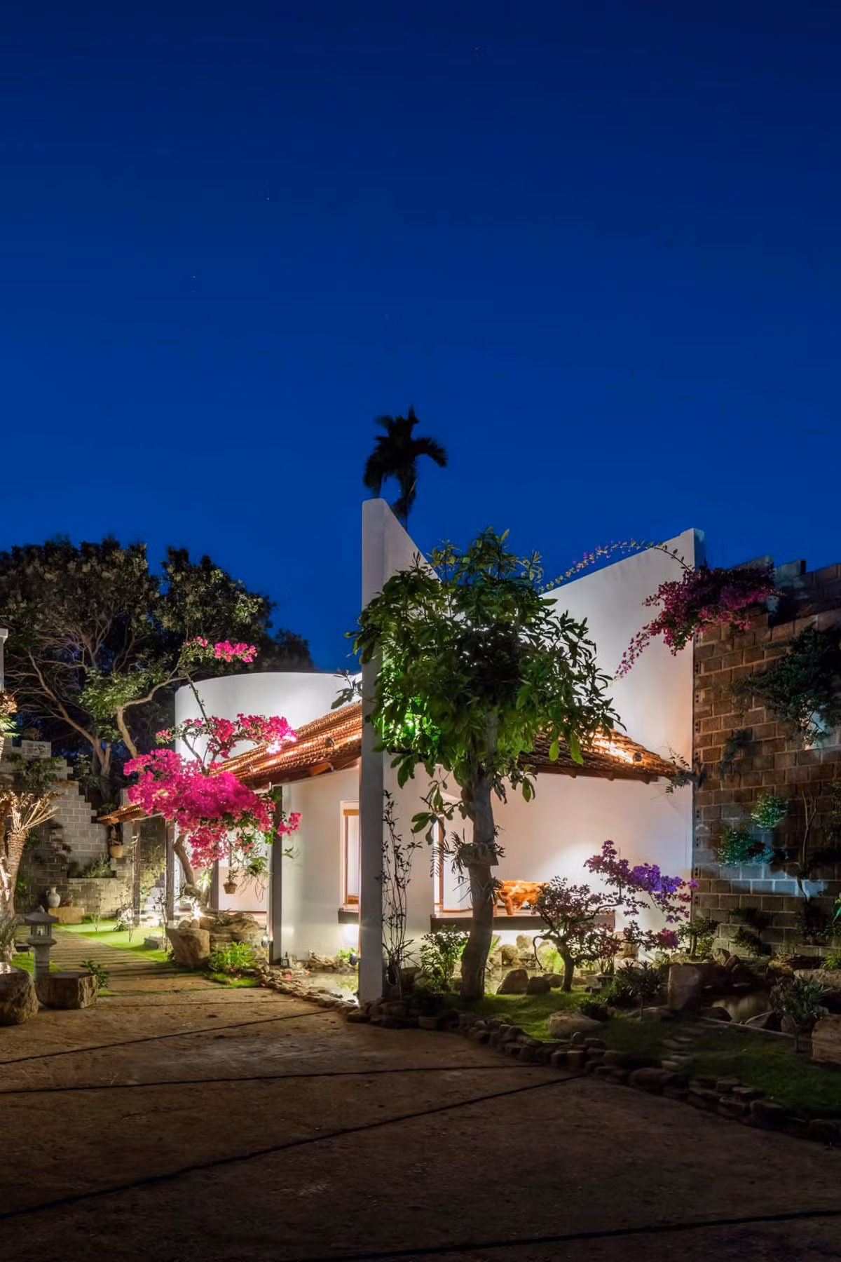 Ngôi nhà là sự kết hợp giữa hàng hiên trong kiến trúc truyền thống Việt và nhà sàn Tây Nguyên. Đặc biệt, nhà không có cửa, mọi không gian thông suốt, kết nối với thiên nhiên bên ngoài.