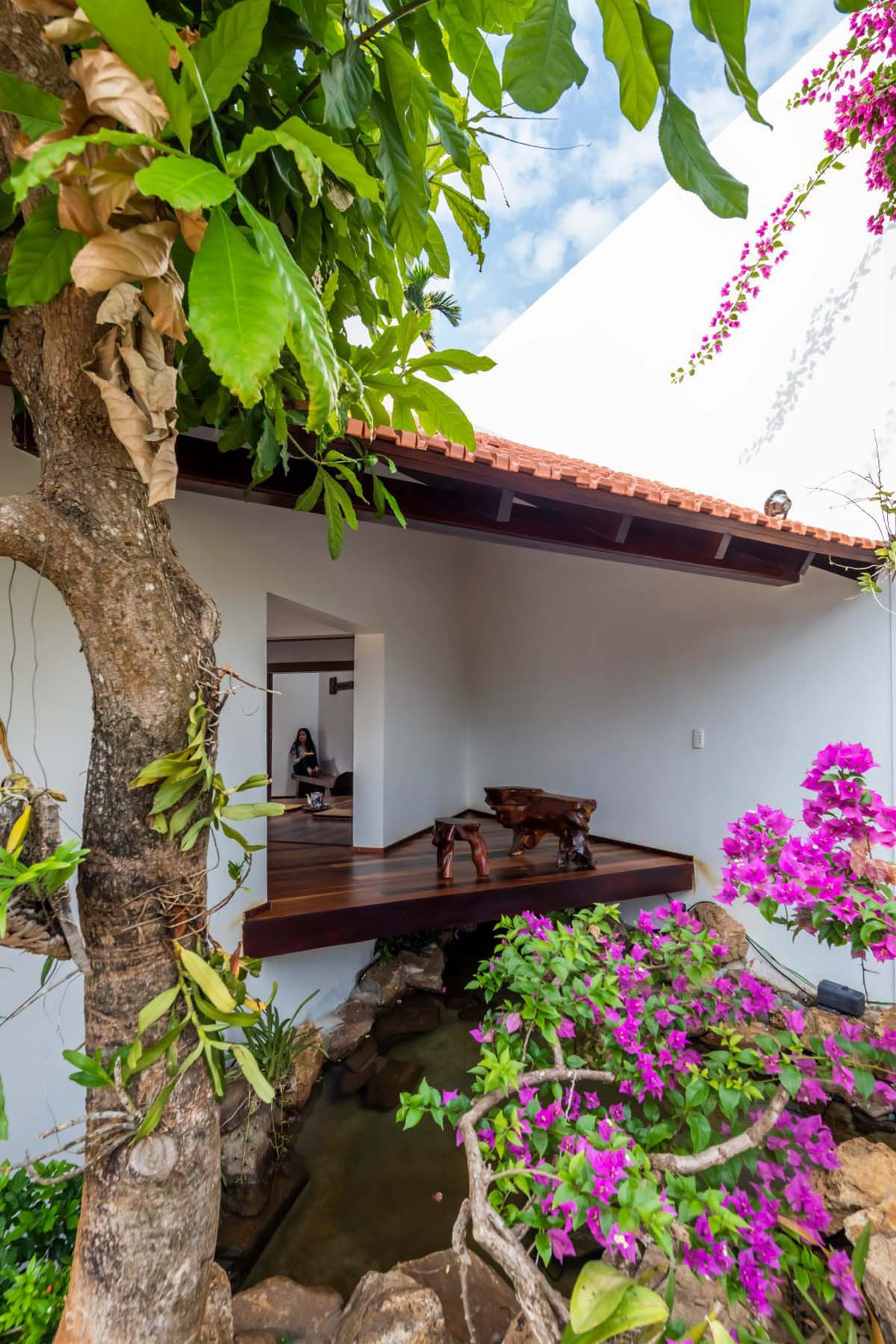 Gỗ sử dụng trong công trình đa phần là gỗ cũ, được tái sử dụng. Ưu điểm của loại gỗ này là sau thời gian dài sử dụng đã có sự ổn định và co ngót. Đồng thời màu thời gian của chất liệu làm tăng tính mộc mạc, chân phương cho công trình.