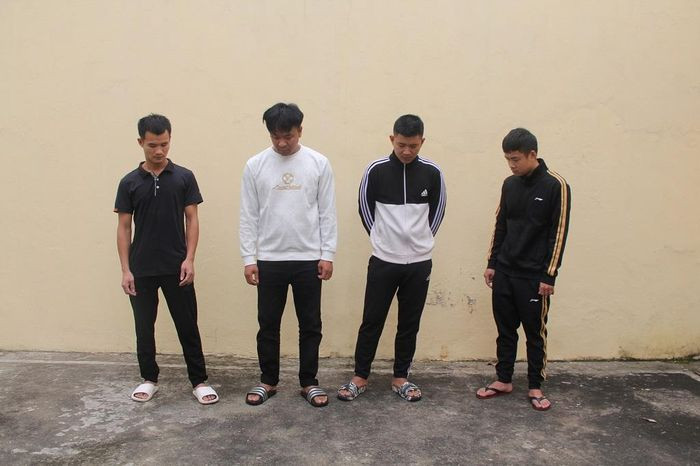 Hai me con bi bat coc len o to, ep viet giay vay no 6 ty dong