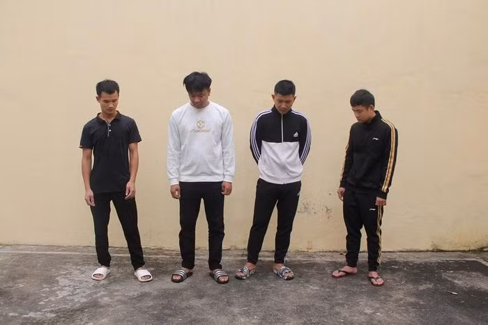 Hai me con bi bat coc len o to, ep viet giay vay no 6 ty dong