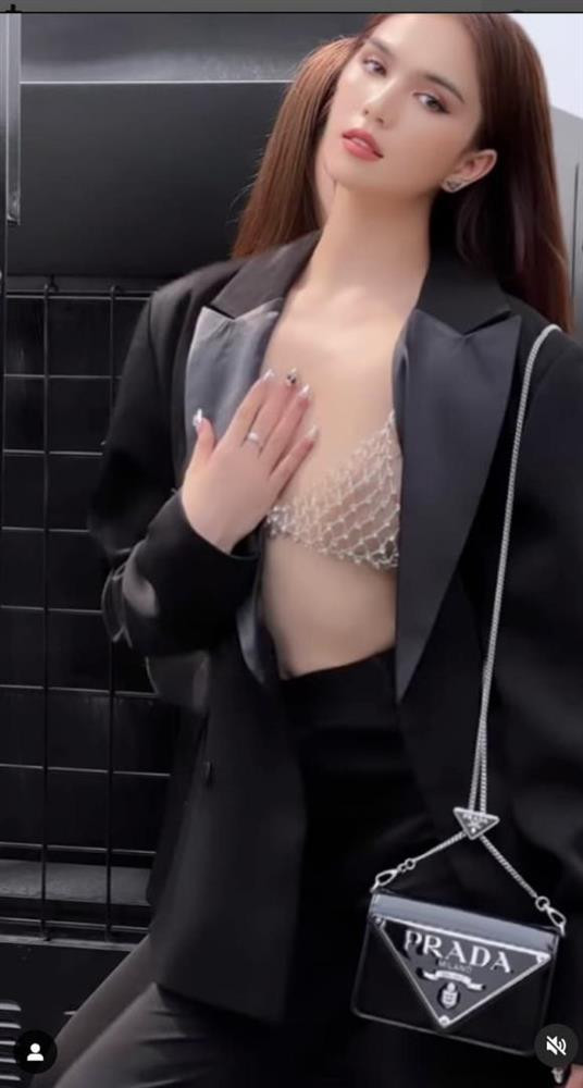 ình ảnh của Hailey khiến khán giả nhớ đến outfit của Ngọc Trinh cách đây vài tuần.