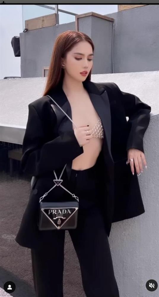 gười đẹp Trà Vinh cũng táo báo diện nội y lưới để lộ miếng dán ngực. Bên ngoài, chân dài lưa chọn bộ suit tuyền đen cá tính phối với túi Prada.