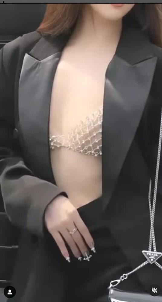 iện style này, Ngọc Trinh bị chê vòng 1 lép kẹp lẫn chưa thực sự tinh tế bằng ngôi sao Hollywood.