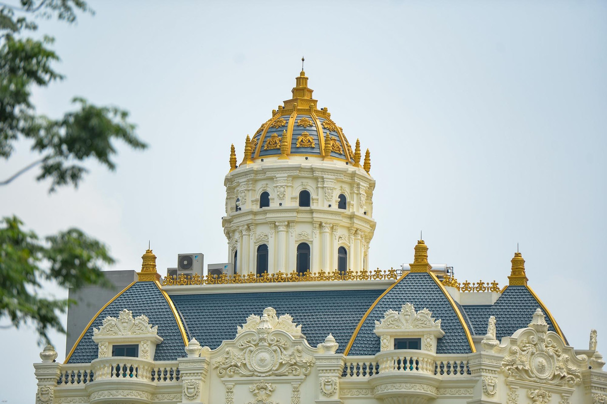 Điểm nổi bật ở các toà lâu đài ở xã Ninh Hiệp chính là các hoa văn chạm trổ, điêu khắc tinh tế, sắc sảo. (Theo Pháp luật và Bạn đọc)