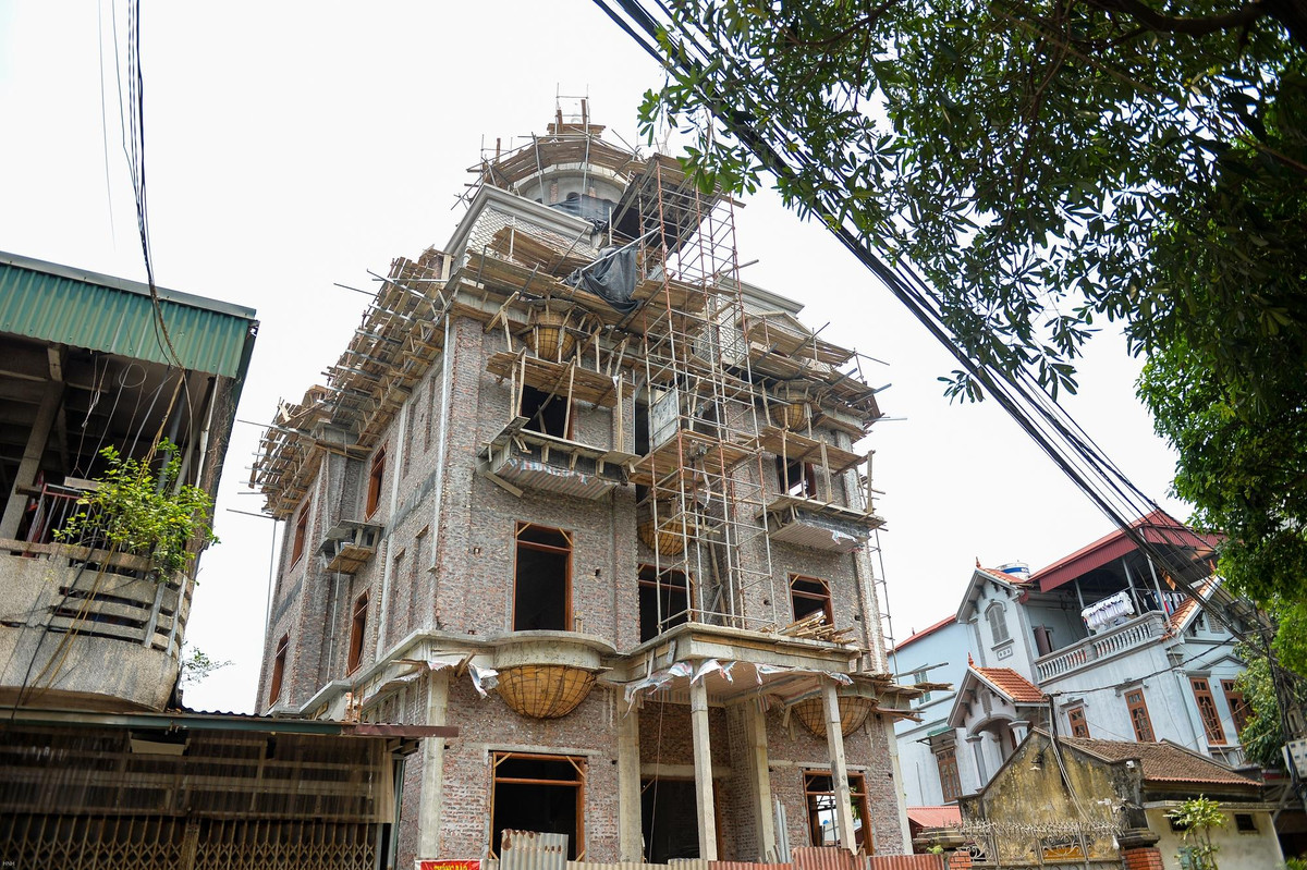 Dạo quanh một vòng xã Ninh Hiệp PV ghi nhận có gần 10 toà lâu đài đang trong quá trình hoàn thiện.