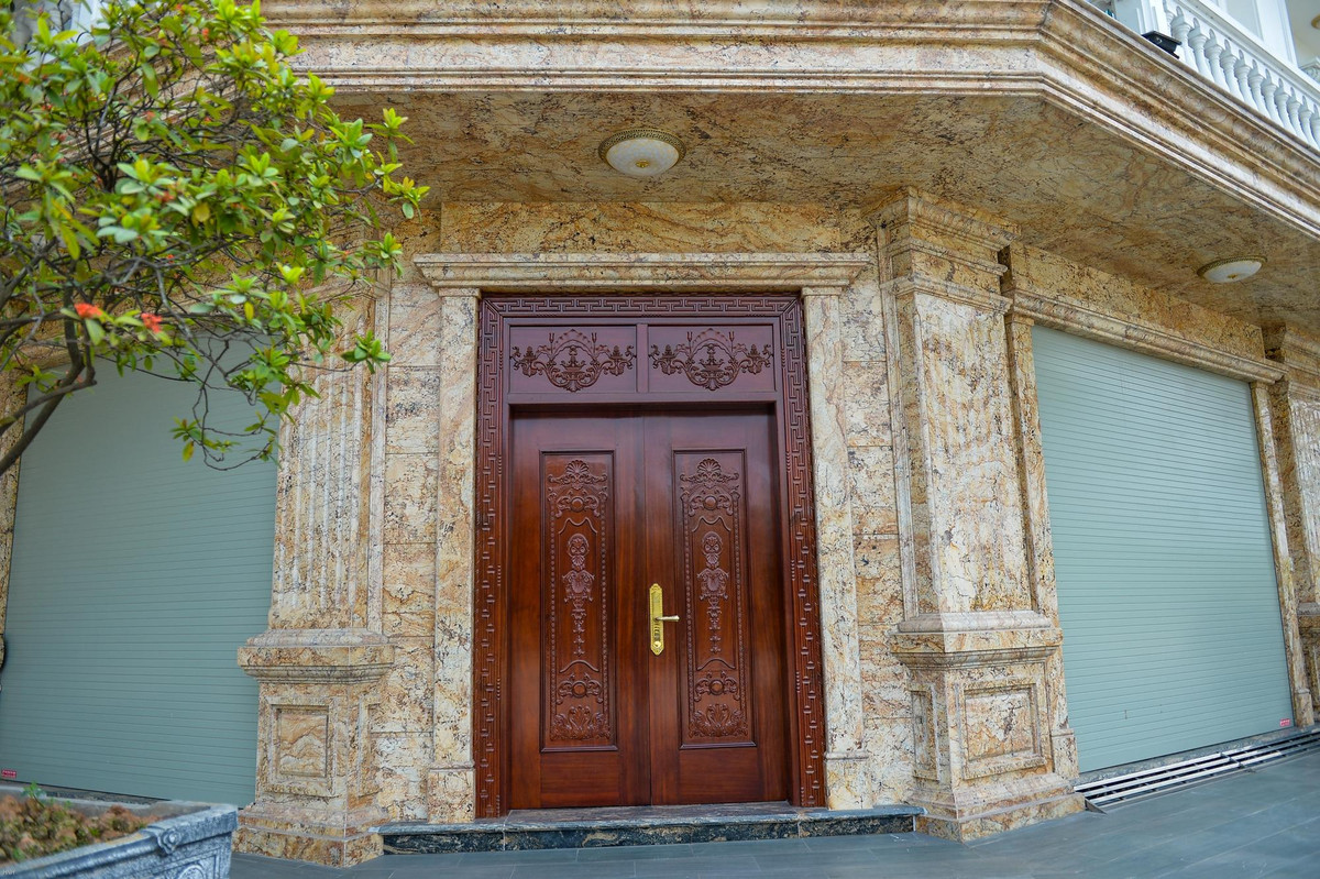 Anh Hùng Nam (quê Nam Định) là công nhân đang xây dựng 1 lâu đài tại xã Ninh Hiệp cho biết, chủ lâu đài ở đây không tiếc tiền khi xây dựng, họ mong muốn ngôi nhà khi hoàn thiện phải thật đẹp, sắc nét.