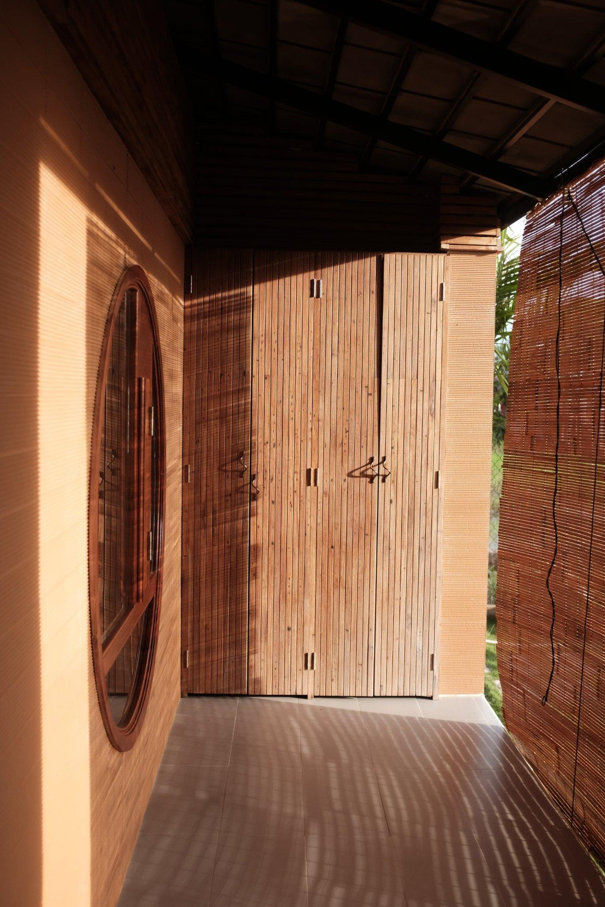 Nha vuon o Long An, lay y tuong tu cong trinh co, canh cua doc la-Hinh-18