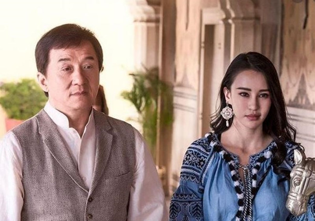 Mẫu Kỳ Di Nhã được biết đến với danh xưng "cô giáo yoga" đẹp nhất Trung Quốc. Cô được Thành Long giao cho vai diễn đầu tay trong phim Kungfu yoga. Bộ phim lọt top những tác phẩm có doanh thu thành công nhất năm 2017 với con số hơn 257 triệu USD. Không chỉ đạt doanh thu ấn tượng, bộ phim do Thành Long đóng chính còn gây sốc khi phá hủy 70 siêu xe hạng sang trong quá trình làm phim. Thậm chí, ê-kíp còn làm hỏng cả xe của hoàng tử Dubai.