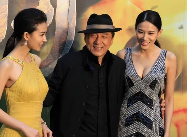 Trương Lam Tâm (bên phải) là người đẹp duy nhất được ông vua võ thuật Trung Quốc nhận làm học trò. So với "Tinh nữ lang" của Châu Tinh Trì hay "Mưu nữ lang" của Trương Nghệ Mưu thì "Long nữ lang" Trương Lam Tâm nổi bật không kém về nhan sắc và tài năng.