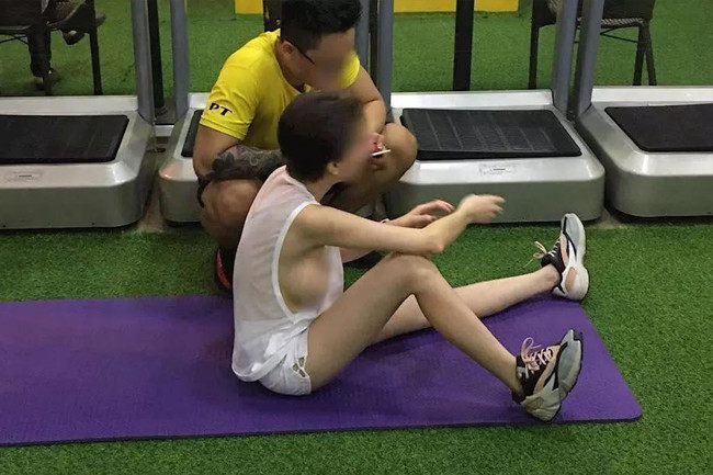 Chi em vo tu mac “thoang mat” ra pho, bat chap bi dam tieu