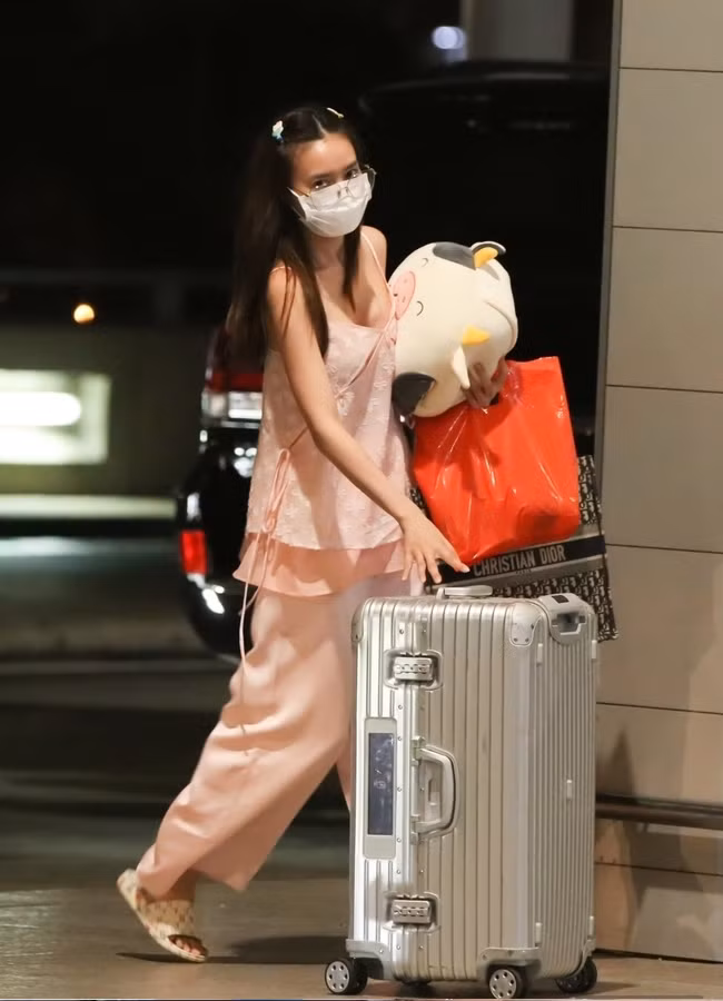 Ninh Dương Lan Ngọc từng gây tranh cãi vì mặc đồ ngủ ra sân bay khi tham gia chương trình Running Man.