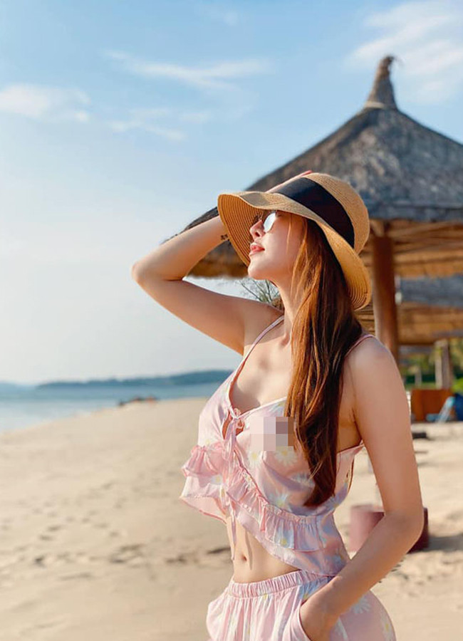 Quế Vân diện đồ ngủ "không phòng hộ" đi biển.