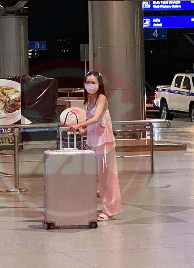 Là người nổi tiếng nên việc mặc đồ ngủ ở nơi công cộng của Ninh Dương Lan Ngọc bị dân tình đánh giá là luộm thuộm, chưa chỉn chu.