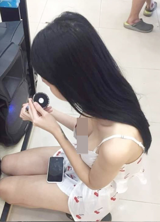 Slip dress hay váy ngủ là một kiểu váy hai dây mỏng manh được làm từ chất liệu chiffon hay satin.