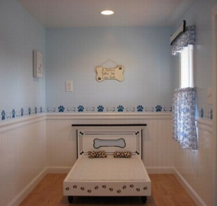 Không gian trong nhà được thiết kế độc đáo với họa tiết dấu chân chó kèm những khúc xương. Điểm nhấn chính của ngôi nhà là 1 chiếc giường nhỏ có trải đệm.