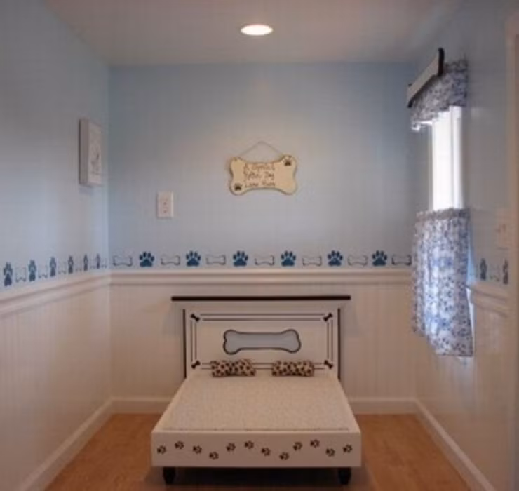 Không gian trong nhà được thiết kế độc đáo với họa tiết dấu chân chó kèm những khúc xương. Điểm nhấn chính của ngôi nhà là 1 chiếc giường nhỏ có trải đệm.