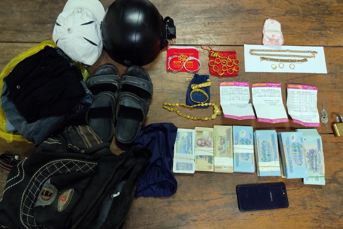 Mot gia dinh cong chuc bi trom hon 25 cay vang