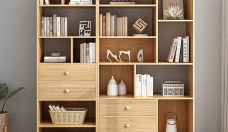 Phòng sách trống rỗng: Cổ nhân rất chú trọng tới việc giáo dục, học hành. Muốn con cháu sung túc, phòng sách phải phong phú. Một gia đình coi trọng vào việc giáo dục con cháu về cả tri thức lẫn cách đối nhân xử thế thì gia phong càng vượng. Người có tri thức sẽ tự tin và dễ dàng thành công hơn. Kiến thức càng nhiều, kinh nghiệm tích lũy cũng nhiều. Các bậc thánh hiền này xưa rất coi trọng việc truyền thụ tri thức cho thế hệ sau. Đó chính là tài sản quý giá nhất của đời người. * Thông tin mang tính chất tham khảo, chiêm nghiệm.