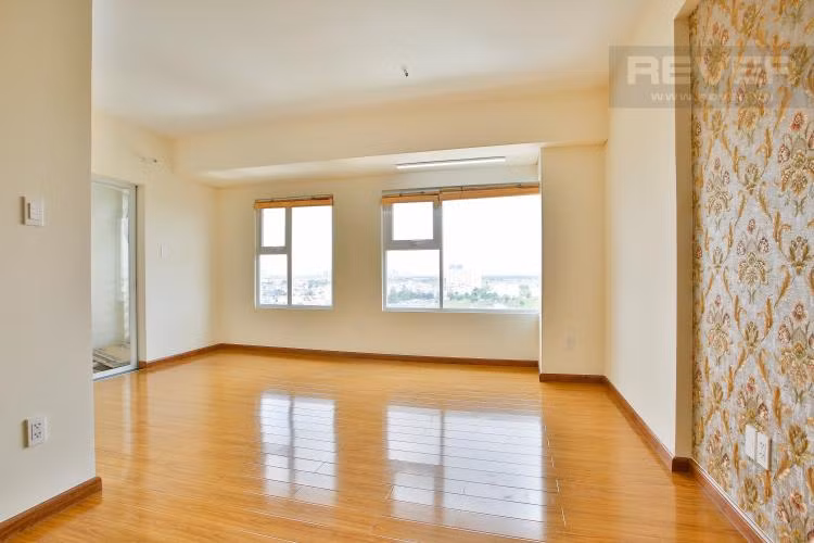 Phòng khách trống rỗng: Phòng khách cũng là nơi phản ánh phúc khí của gia đình. Không gian phòng khách luôn là nơi quan trọng, có ảnh hưởng lớn đến phong thủy của ngôi nhà. Phòng khách là nơi gia đình quây quần, khách khứa đến thăm. Chủ nhà có nhiều người ghé thăm thì đó là người có nhân duyên tốt, đạt được thành công nhất định trong cuộc sống.