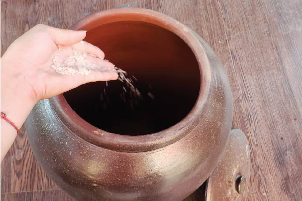 Nhà 3 thứ trống rỗng nghèo khó. Thùng gạo bị trống rỗng: Từ xa xưa ông cha ta luôn coi trọng nguồn lương thức và coi lương thực là của trời cho". Nếu gian bếp trống rỗng nghĩa là không nhận được phước trời ban.