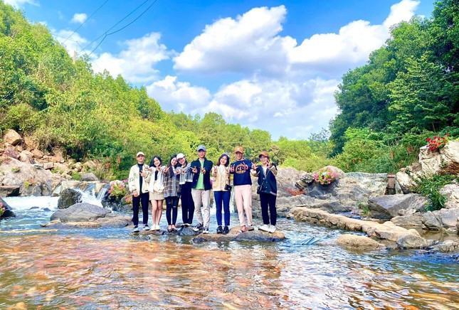 Nơi đây có cảnh quan thiên nhiên đẹp, có rừng, có suối và những món ăn ngon, được hòa mình vào thiên nhiên sơn thủy hữu tình.