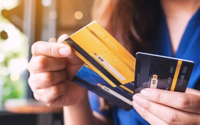 Bat ngo ban gai cu cua chong gui tang the ATM trong ngay cuoi-Hinh-2