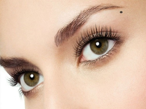 Nốt ruồi ở đuôi lông mày. Phụ nữ có nốt ruồi trong lông mày thường được nhận định là người có mạng lưới xã giao phong phú, hợp làm ăn kinh doanh, càng về hậu vận càng phát đạt, giàu có, dễ chạm tay tới thành công ở độ tuổi trung niên.