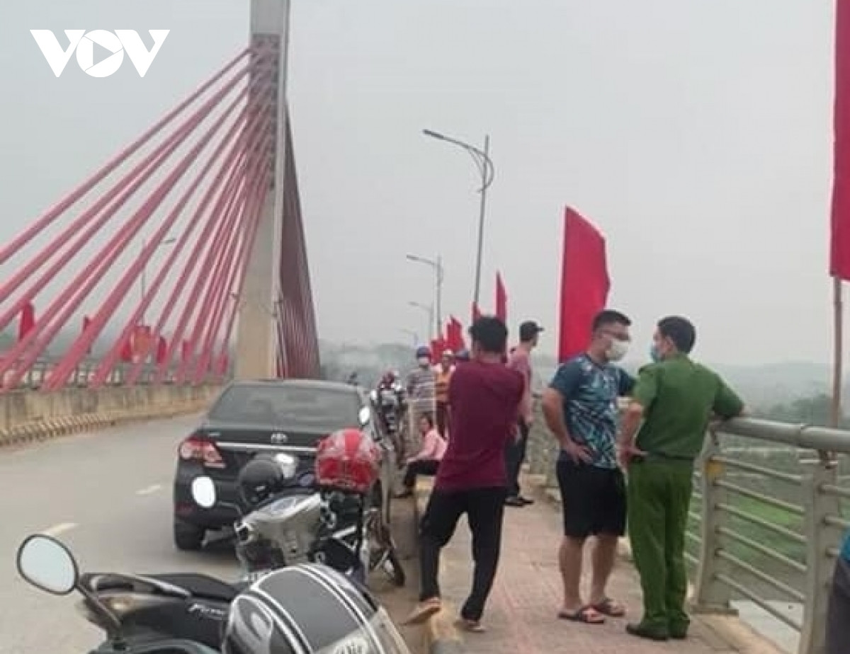 Tim thay thi the nguoi dan ong nhay cau khi dang noi chuyen voi nguoi phu nu