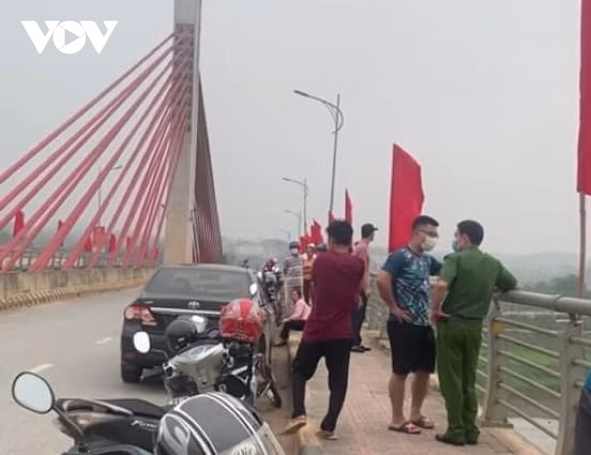 Tim thay thi the nguoi dan ong nhay cau khi dang noi chuyen voi nguoi phu nu