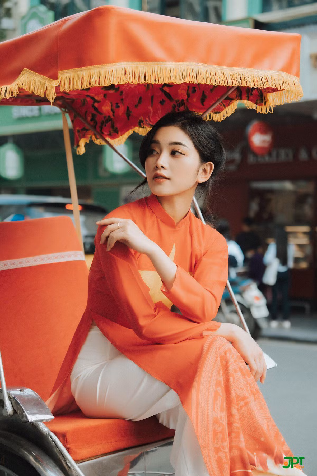 Ao dai Co do sao vang di qua nhung diem tich ghi dau lich su dan toc ve vang-Hinh-2