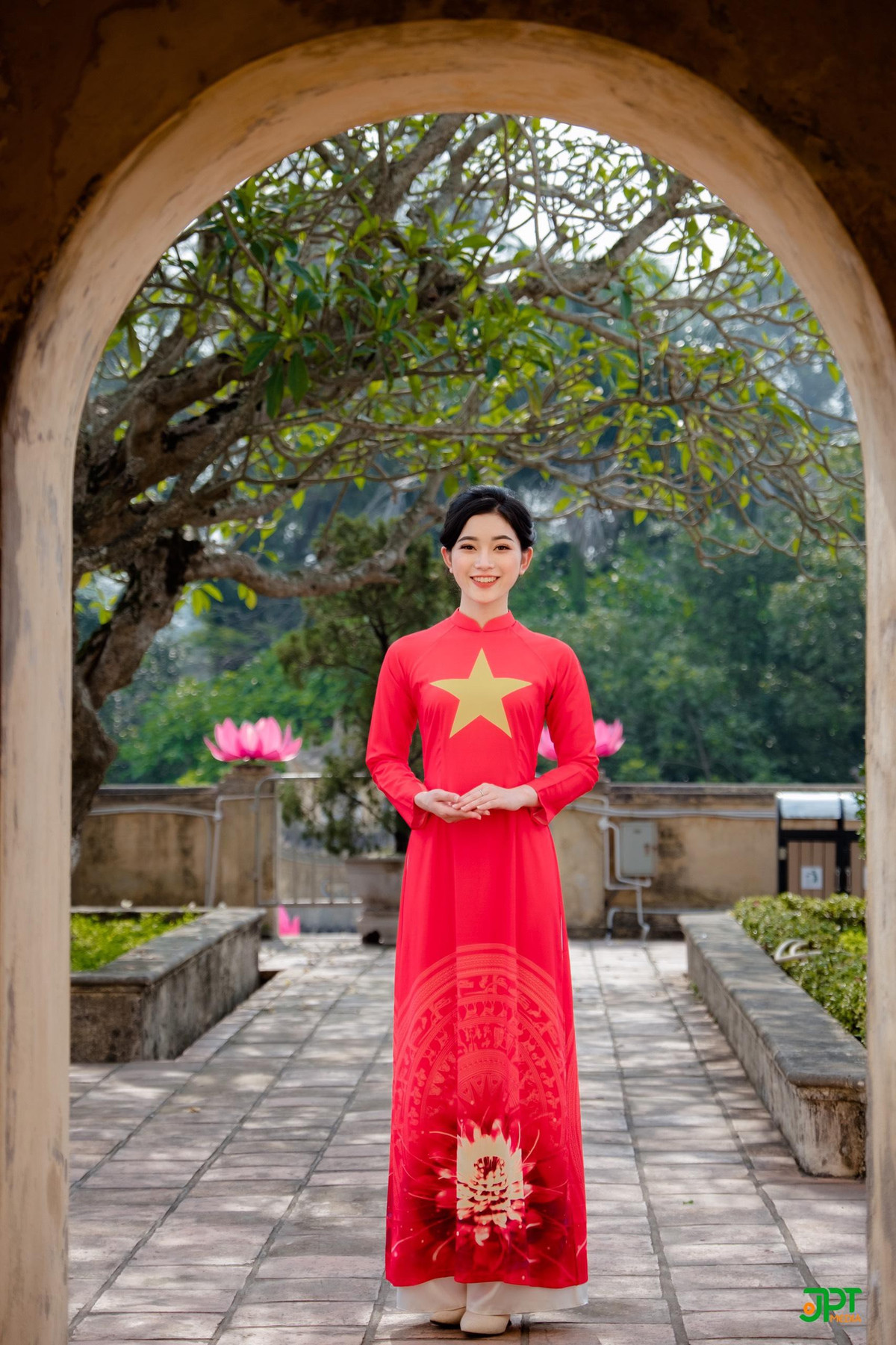 Ao dai Co do sao vang di qua nhung diem tich ghi dau lich su dan toc ve vang-Hinh-3