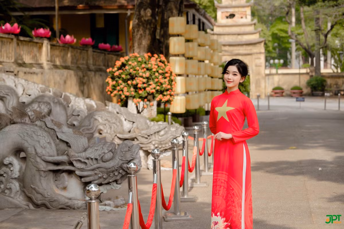 Ao dai Co do sao vang di qua nhung diem tich ghi dau lich su dan toc ve vang-Hinh-9