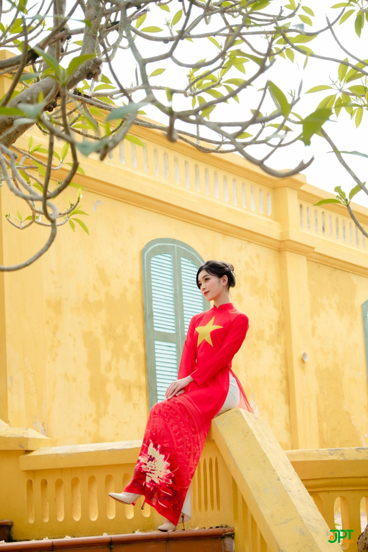 Ao dai Co do sao vang di qua nhung diem tich ghi dau lich su dan toc ve vang-Hinh-6
