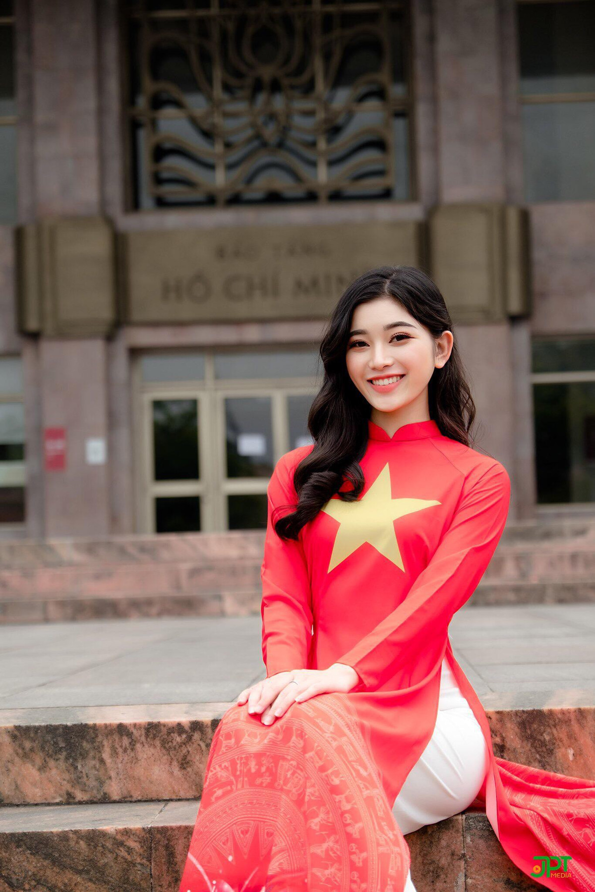 Ao dai Co do sao vang di qua nhung diem tich ghi dau lich su dan toc ve vang