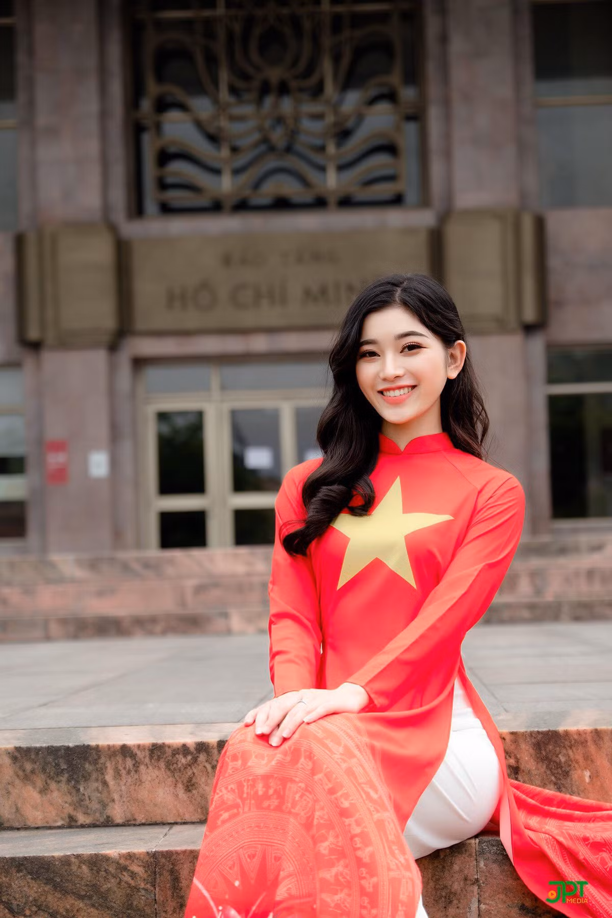 Ao dai Co do sao vang di qua nhung diem tich ghi dau lich su dan toc ve vang