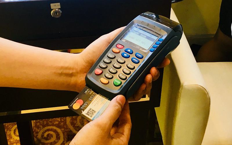 Nen dung the tin dung the nao khi khong co quy khan cap?