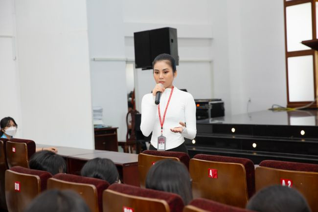 Cô đã cân nhắc rất nhiều để có được outfit vừa sang trọng vừa khoẻ khoắn đúng tinh thần của buổi học.