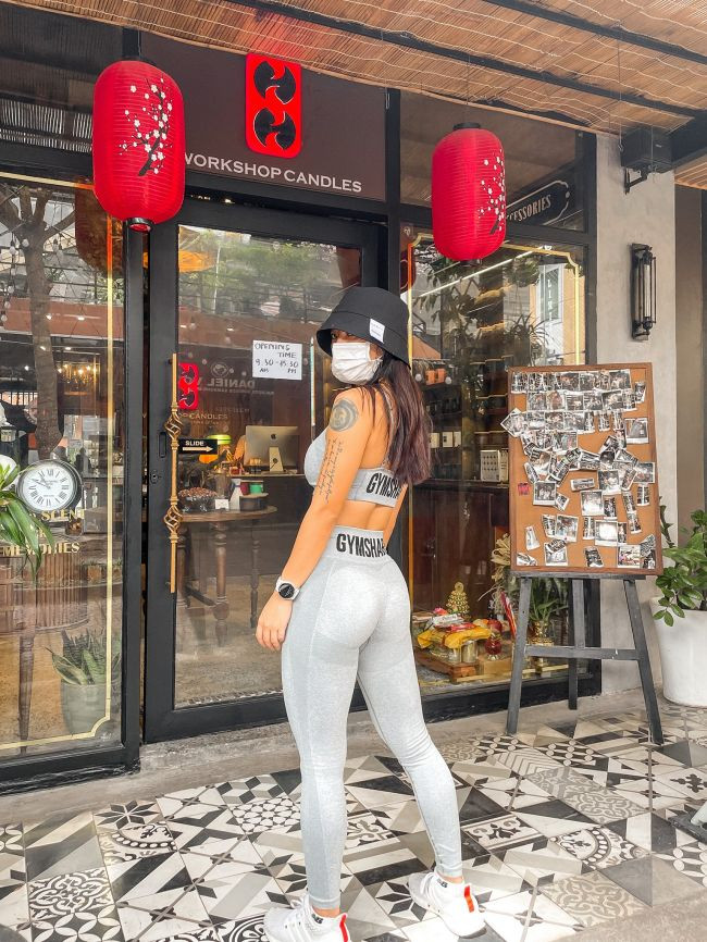 Vì thế, để biến quần tập thành thời trang ứng dụng đời thường, người mặc cần xử lý khéo léo với cách kết hợp hài hoà.