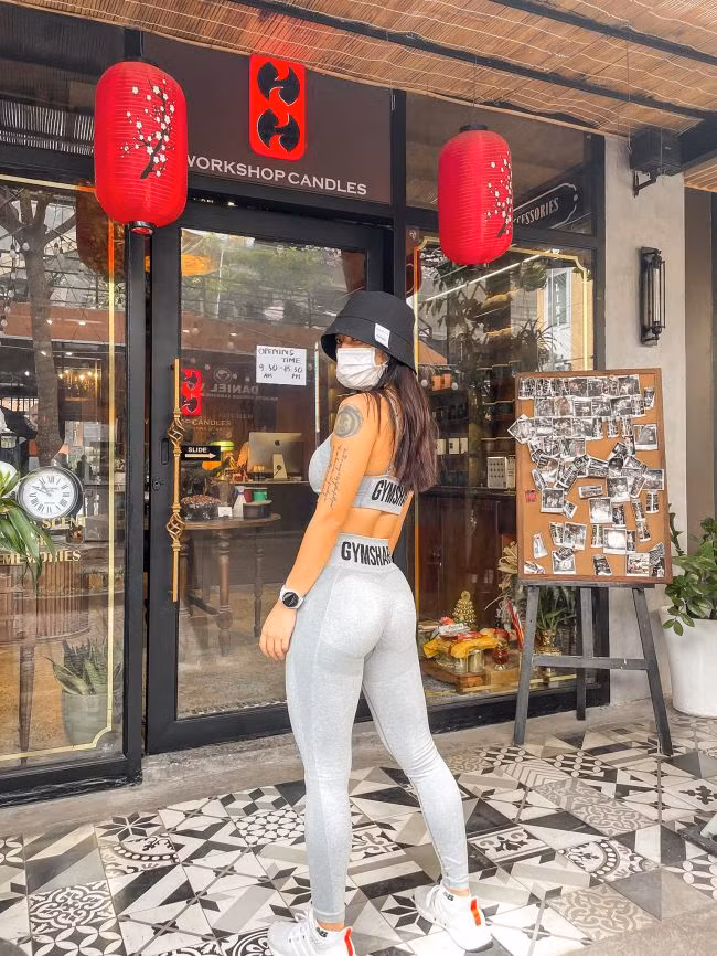 Vì thế, để biến quần tập thành thời trang ứng dụng đời thường, người mặc cần xử lý khéo léo với cách kết hợp hài hoà.