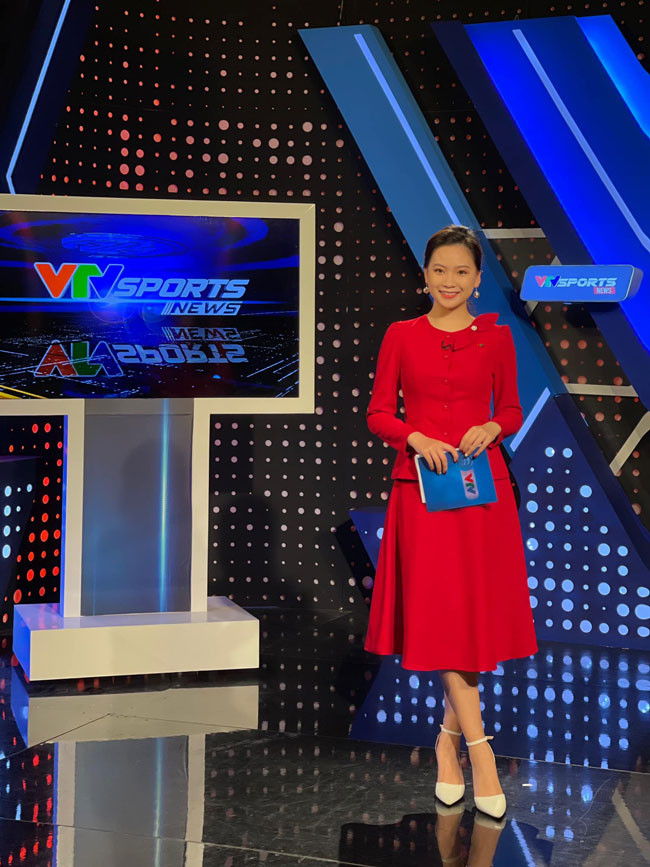 Hình ảnh một nữ BTV thể thao tài năng, xinh đẹp trên sóng truyền hình quốc gia.