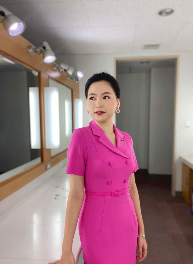 Ngoài việc phải đảm bảo các bản tin lên sóng theo lịch thì Quỳnh Hương còn tham gia dẫn thêm các chương trình đồng hành, bình luận các môn thi