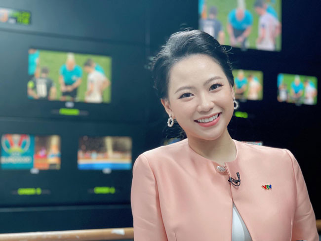 Tuy nhiên, năm 2018, Quỳnh Hương quyết định giã từ sự nghiệp thể thao để trở thành BTV Thể thao của Đài truyền hình Việt Nam ở độ tuổi còn rất trẻ - 19 tuổi.