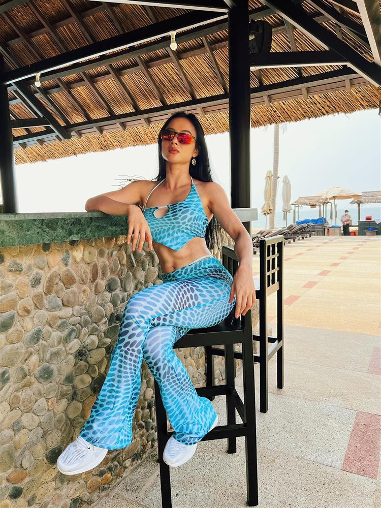 Gần đây, không chỉ thu hút sự chú ý nhờ mối tình "hụt" với Cao Thái Sơn, Angela Phương Trinh còn khiến ai nấy ngỡ ngàng khi liên tục trưng trổ thân hình cơ bắp. "Bà mẹ nhí" là một gymer chính hiệu, body ngày hôm nay chính là kết quả của một quá trình rèn luyện lâu dài.