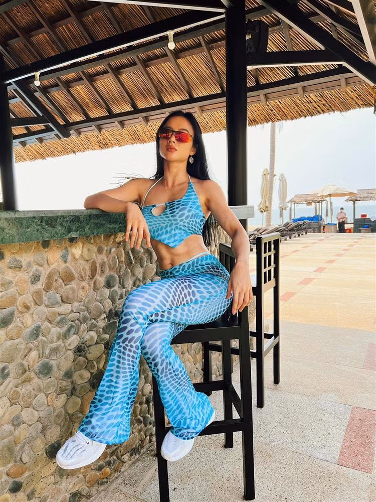 Gần đây, không chỉ thu hút sự chú ý nhờ mối tình "hụt" với Cao Thái Sơn, Angela Phương Trinh còn khiến ai nấy ngỡ ngàng khi liên tục trưng trổ thân hình cơ bắp. "Bà mẹ nhí" là một gymer chính hiệu, body ngày hôm nay chính là kết quả của một quá trình rèn luyện lâu dài.