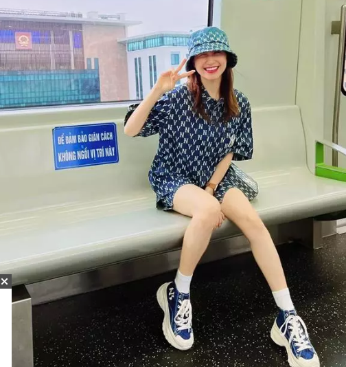 Fan "phát sốt" vì vóc dáng Hòa Minzy gầy guộc sau khi chia tay bạn trai Fan