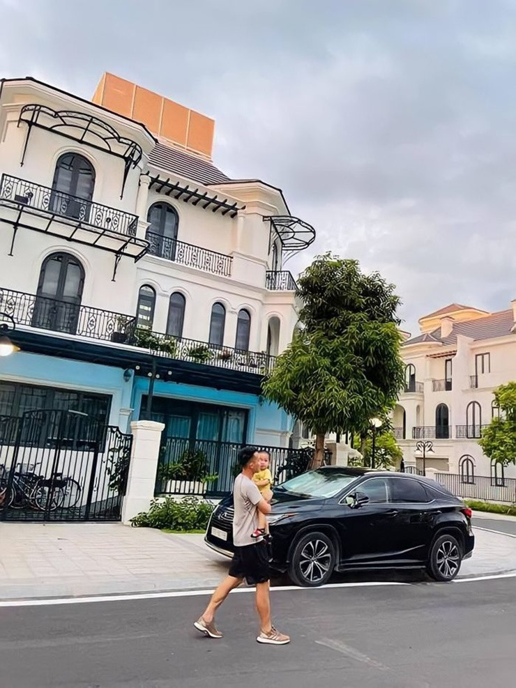 Cách đây không lâu, chàng cầu thủ này đã xây tặng bố mẹ một căn nhà hoành tráng.