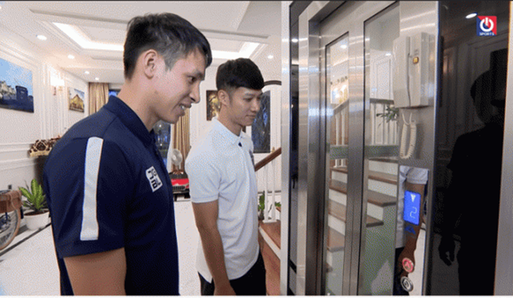 Số tiền xây biệt thự là quà mà anh muốn tặng ba mẹ sau 10 đi đá bóng.