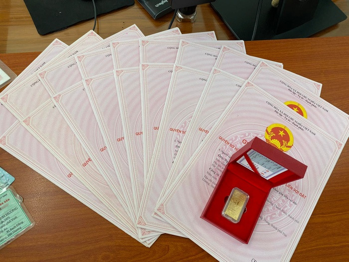 Luong Bang Quang gay soc khi khoe gan 20 cuon so nha dat-Hinh-3