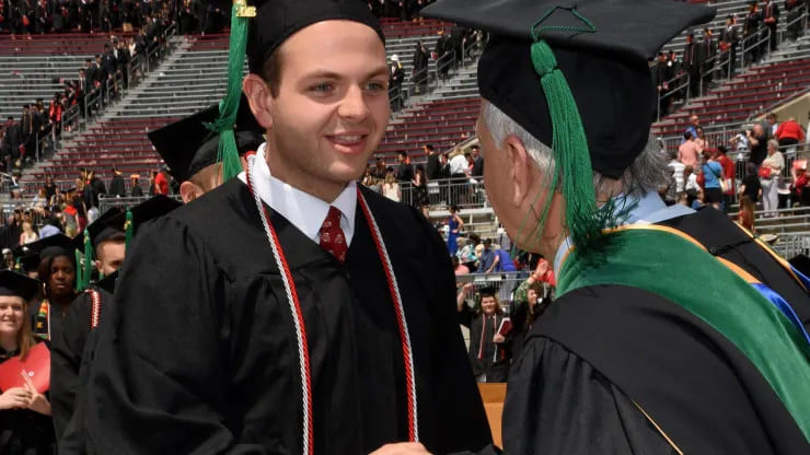 Thu nhập tiền tỷ, chàng trai 26 tuổi vẫn làm điều bất ngờ này Thu nhap tien ty, chang trai 26 tuoi van lam dieu bat ngo nay